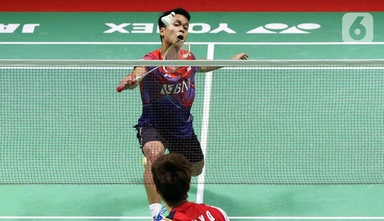 Pebulu tangkis tunggal putra Indonesia Anthony Sinisuka Ginting saat melawan tunggal putra China Shi Yu Qi pada babak 16 besar Indonesia Masters 2023 di Istora Senayan, Jakarta, Kamis (26/1/2023). Anthony Sinisuka Ginting terhenti di babak 16 besar Indonesia Masters 2023 setelah kalah dari Shi Yu Qi dengan skor 19-21 dan 16-21. (Liputan6.com/Herman Zakharia)