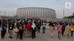 Orang-orang mulai memadati kawasan Jakarta International Stadium (JIS) untuk menyaksikan acara hari ulang tahun (HUT) ke-495 DKI Jakarta atau Jakarta Hajatan di Jakarta Utara, Sabtu (25/6/2022) malam. Selain konser, juga dibuka bazar yang diikuti oleh Usaha Mikro Kecil Menengah (UMKM) DKI Jakarta di samping kiri pintu barat JIS.(Liputan6.com/Herman Zakharia)