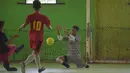 Seorang kiper, Eman Sulaeman mencoba menangkap bola dalam pertandingan futsal di Indramayu, 3 Februari 2018. Keterbatasan fisik tidak menjadi penghalang Eman untuk melakukan aktivitas berat, termasuk berolahraga, khususnya sepak bola. (ADEK BERRY/AFP)