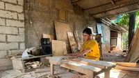 Fauzan (25) Sedang Beraktivitas di Tempat Usahanya Farhan Furniture