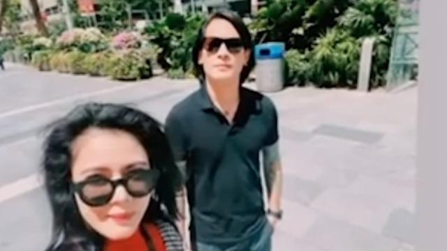 Jarang Terekspos, Ini 7 Potret Mesra Chef Juna dan Kekasih