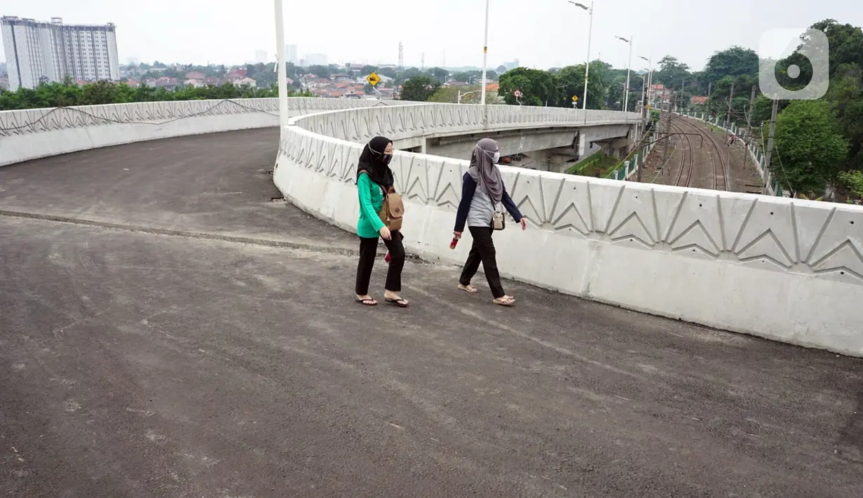 Warga berjalan di Flyover Lenteng Agung yang hampir rampung pengerjaannya, Jakarta Selatan, Rabu (4/11/2020). Flyover Lenteng Agung dan Tanjung Barat yang berbentuk tapal kuda tersebut dibangun dengan nilai kontrak Rp 144,4 miliar. (Liputan6.com/Immanuel Antonius)