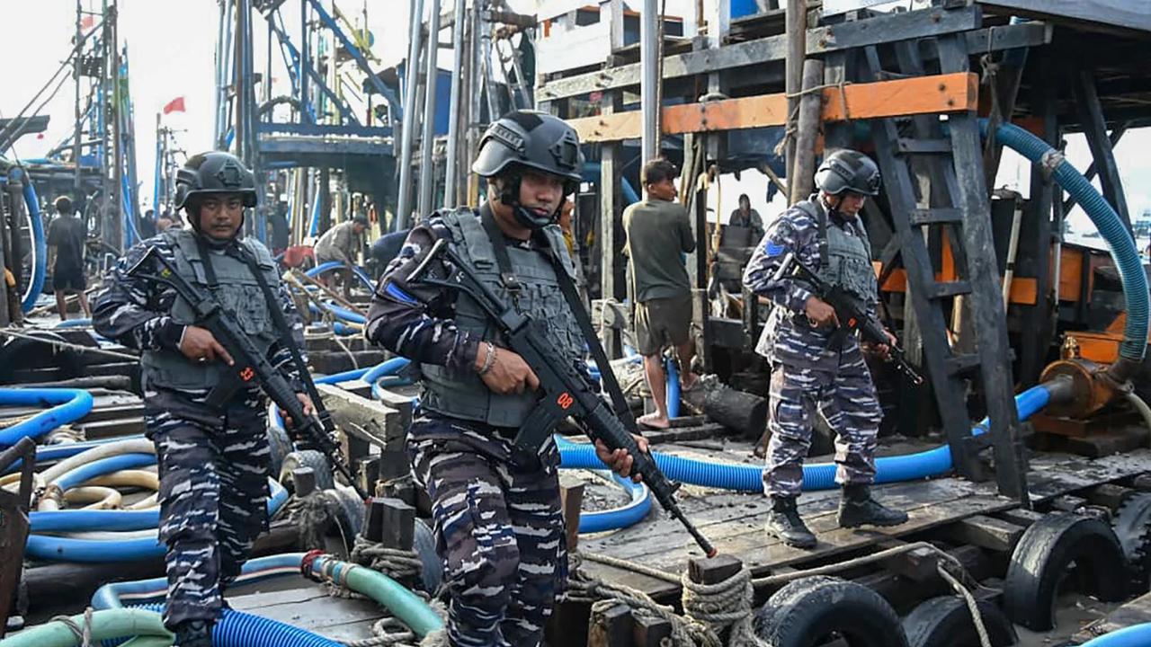 FOTO: Operasi Laut TNI 2025, Dua Kapal Diduga Pembawa Pasir Timah Ilegal Berhasil Diamankan