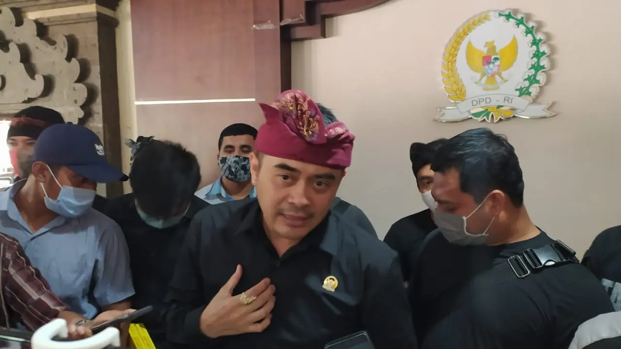 Arya Wedakarna saat memberikan keterangan pers