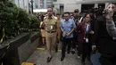 Gubernur DKI Jakarta Anies Baswedan meninjau Gedung Bursa Efek Indonesia (BEI), Jakarta, Senin (15/1). Anies mengakui pemeriksaan atau inspeksi pada Mei 2017 lalu tidak maksimal atau kesulitan lantaran saat itu ada aktivitas. (Liputan6.com/Arya Manggala)