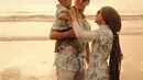 Tak hanya acara formal, orang tua Leslar Al Fatih ini juga terlihat kompak mengenakan setelan baju pantai. Baju couple Lesti dan Rizky Billar bisa jadi inspirasi banyak pasangan muda. Mengingat desainnya yang kekinian. (Liputan6.com/IG/lestykejora)