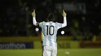 Lionel Messi mencetak hattrick saat Argentina menang 3-1 atas Ekuador pada kualifikasi Piala Dunia 2018 di Estadio Olímpico Atahualpa, Rabu (11/10/2017). Hasil itu membawa Argentina lolos ke Piala Dunia 2018. (AP Photo/Fernando Vergara)