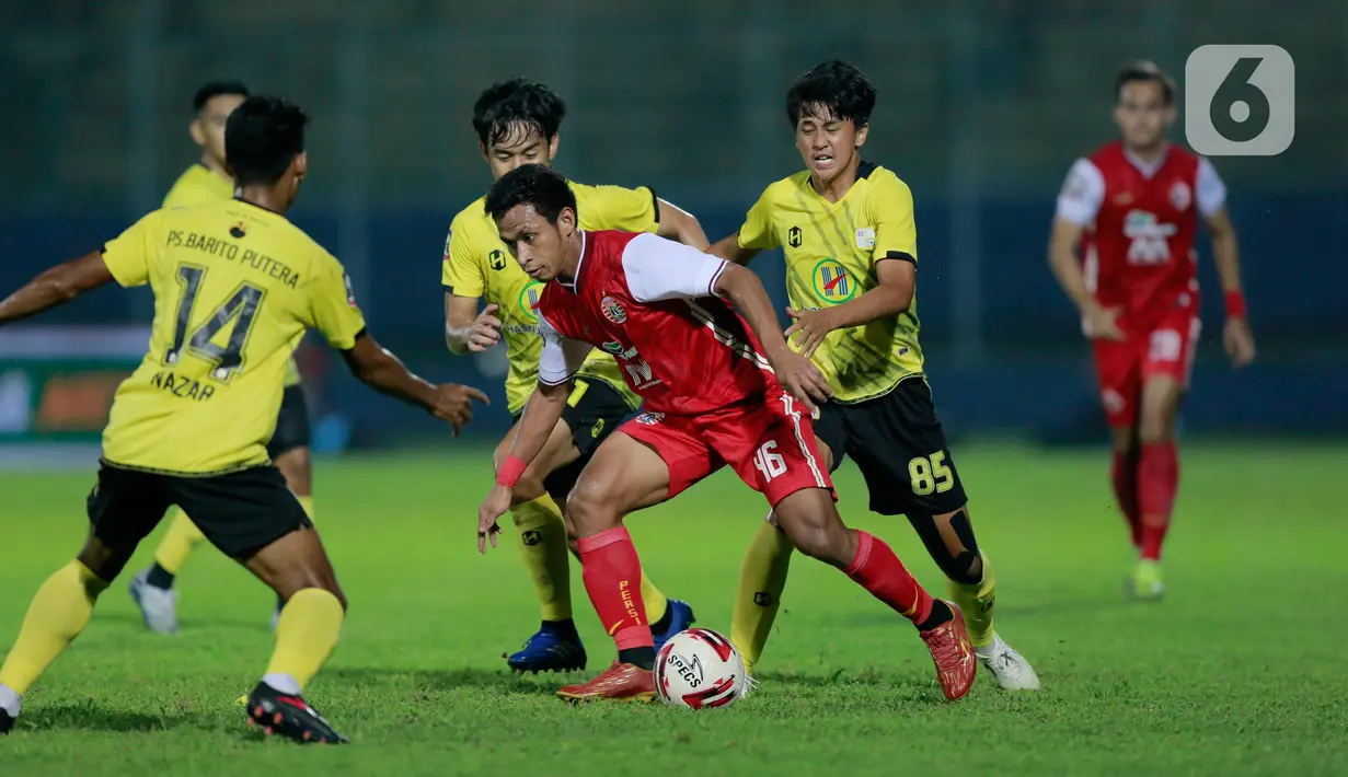Penyerang Persija Jakarta, Osvaldo Haay berusaha melewati pemain Barito Putera pada laga perempat final Piala Menpora 2021 di Stadion Kanjuruhan, Malang, Sabtu (10/4/2021). Persija Jakarta menang dengan skor 1-0. (Bola.com/Arief Bagus)