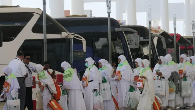 Jemaah haji Indonesia saat akan pergi ke Makkah dari Jeddah. Darmawan/MCH