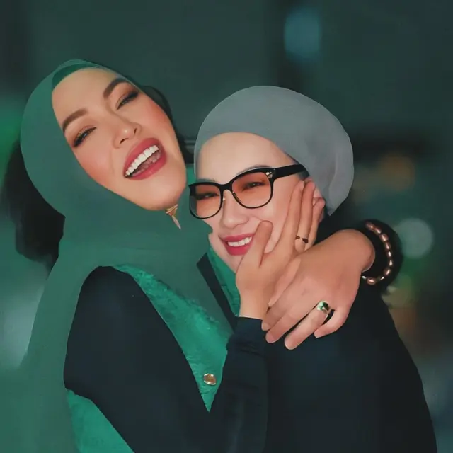 Angelina Sondakh dan Reza Artamevia. (Foto: Dok. Instagram @angelinasondakh09)