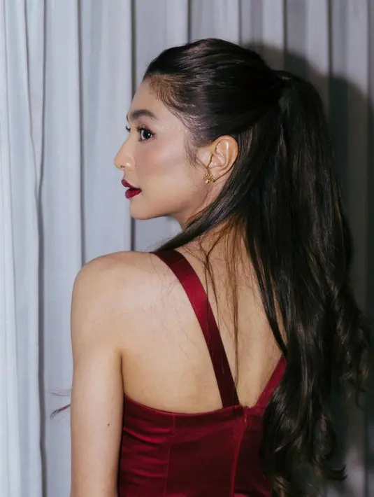 Well, di antara penampilan Mikha Tambayong saat akad dan resepsi pernikahan sahabatnya, mana yang jadi favoritmu Sahabat Fimela? [@miktambayong]