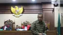 Mantan Dirut PT Garuda Indonesia Emirsyah Satar usai menjalani sidang di Pengadilan Tipikor, Jakarta, Senin (30/12/2019). Emirsyah Satar menjalani sidang perdana dengan agenda pembacaan dakwaan. (Liputan6.com/Herman Zakharia)