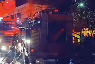 Api dilaporkan masih dalam proses pemadaman saat petugas Damkar berjibaku melakukan lokalisir. (Foto: Tangkapan Layar Sosmed)