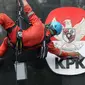 Pekerja membersihkan debu yang menempel pada tembok dan logo KPK di Gedung KPK, Jakarta, Rabu (21/11). KPK merilis Indeks Penilaian Integritas 2017. (Merdeka.com/Dwi Narwoko)