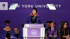 Penyanyi Taylor Swift menyampaikan pidato pada upacara pembukaan New York University untuk angkatan 2022 di Yankee Stadium, New York, Amerika Serikat, 18 Mei 2022. (Dia Dipasupil/Getty Images/AFP)
