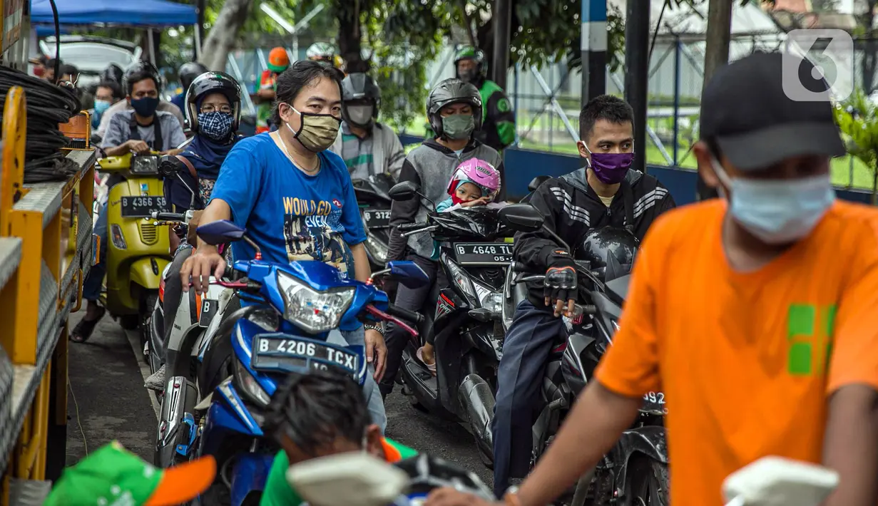 Antrean pengendara sepeda motor saat uji emisi gas buang kendaraan bermotor di Jakarta, Rabu (6/1/2021). Pengecekan yang diselenggarakan Dinas Perhubungan dan Kepolisian tersebut bertujuan untuk mengurangi polusi udara dari emisi gas buang kotor. (Liputan6.com/Faizal Fanani)