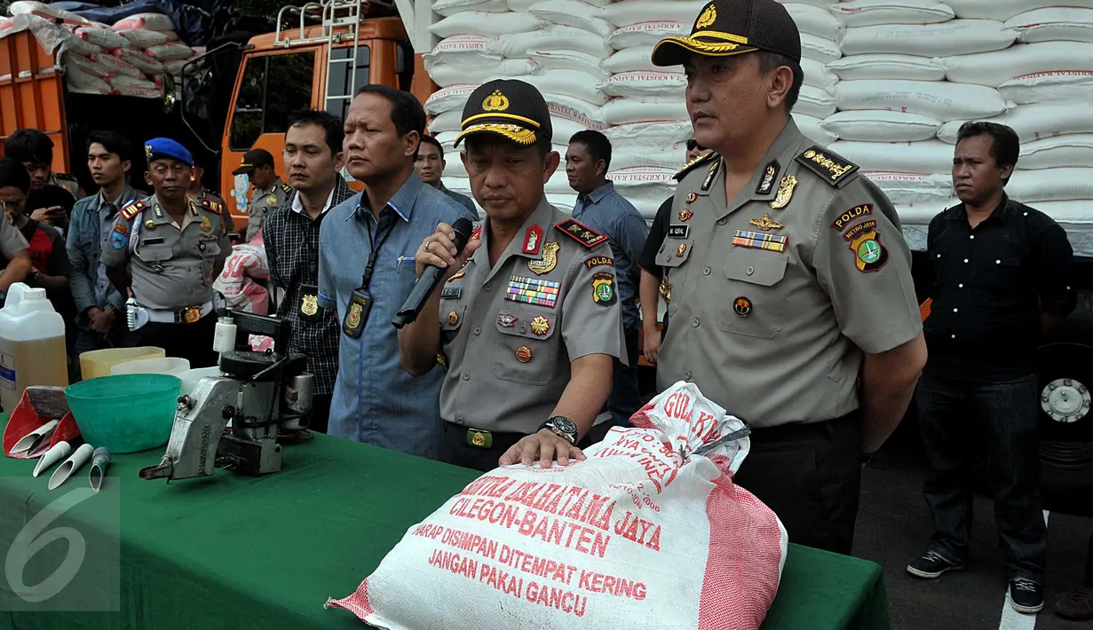 Kapolda Metro Jaya Irjen Pol Tito Karnavian (kedua kanan) memberikan keterangan pers, Jakarta, Rabu (24/6/2015). Polda Metro Jaya berhasil mengamankan 60 ton gula pasir dan tiga orang tersangka di kawasan Tangerang. (Liputan6.com/Johan Tallo)