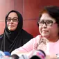 istri Ustaz Ahmad Alhabsyi, Putri Aisah Aminah menggelar konfrensi pers bersama orangtua dan pengacaranya, Elza Syarief. Putri Aisah Aminah dituduh merampas ponsel milik asisten rumahtangganya, Asti Damayanti. (Herman Zakharia/Liputan6.com)