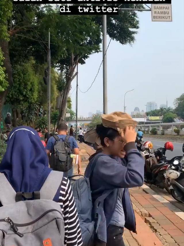 7 Momen Awkarin Bagikan 3000 Nasi Kotak untuk Peserta Demo di DPR