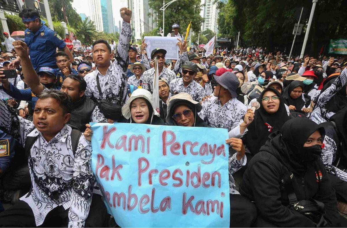 FOTO:  Aksi Ribuan Calon PPPK  Di Kantor KemenPAN-RB, Menolak Pengangkatan Oktober 2025