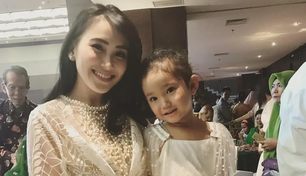 <p>Komentar pedas dan hujatan tak pernah jauh dari sosok Ayu Ting Ting. Namun, terlepas dari itu Ayu tetap tegar mengurus anaknya, Bilqis Khumairah Razak. Dan begini lah momen kompak mereka saat mengenakan baju kembaran. (Instagram/ayutingting92)</p>