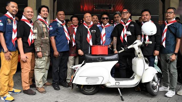Menteri Koperasi dan UKM (MenKopUKM) Teten Masduki dalam penandatanganan scooter listrik secara simbolis di Jakarta, Senin (5/6/2023). (Dok KemenkopUKM)