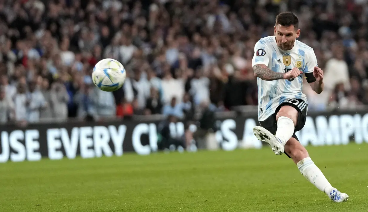 Pemain Argentina Lionel Messi menendang bola saat melawan Italia pada pertandingan sepak bola Finalissima di Stadion Wembley, London, Inggris, 1 Juni 2022. Argentina menang 3-0. (AP photo/Frank Augstein)