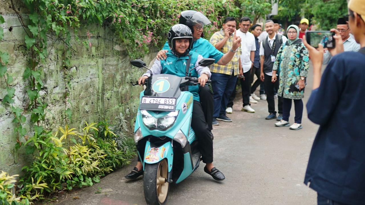 Terjebak Macet, Cawalkot Tangsel Ini Turun dari Mobilnya Bonceng Motor Demi Temui Pendukung