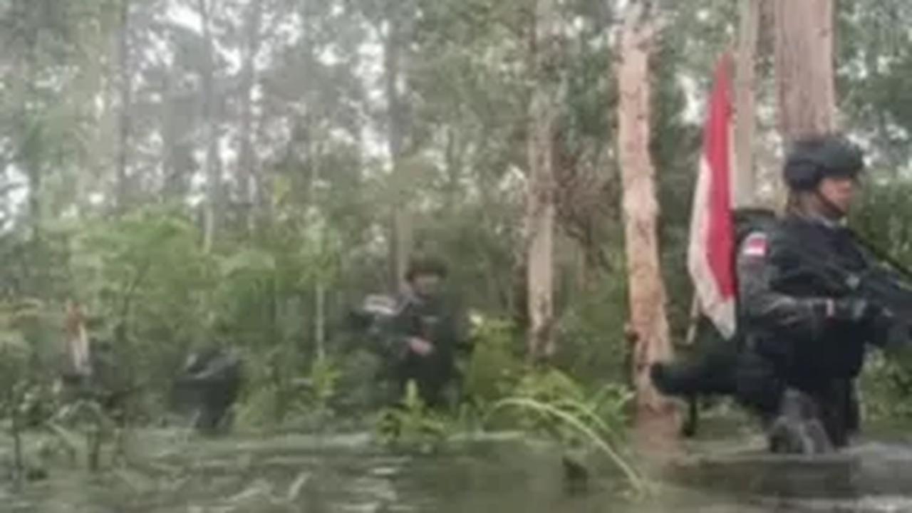 Seperti video yang diunggah akun Instagram @infokomando, terlihat prajurit TNI dengan senjata senpi laras panjangnya menyusuri sungai dan rawa.&nbsp; Namun dalam video tidak disebutkan mereka menjaga perbatasan wilayah mana.<br>