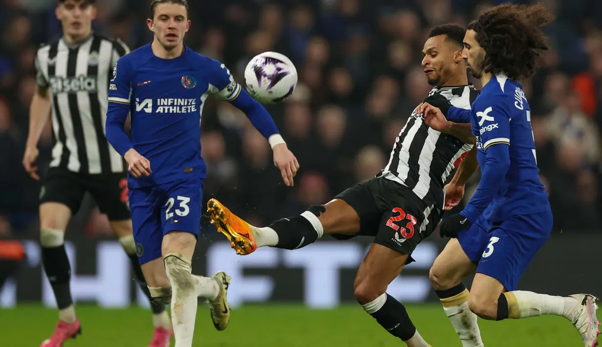 Tim tamu, Newcastle tampil menekan di menit-menit awal pertandingan. (AP Photo/Ian Walton)