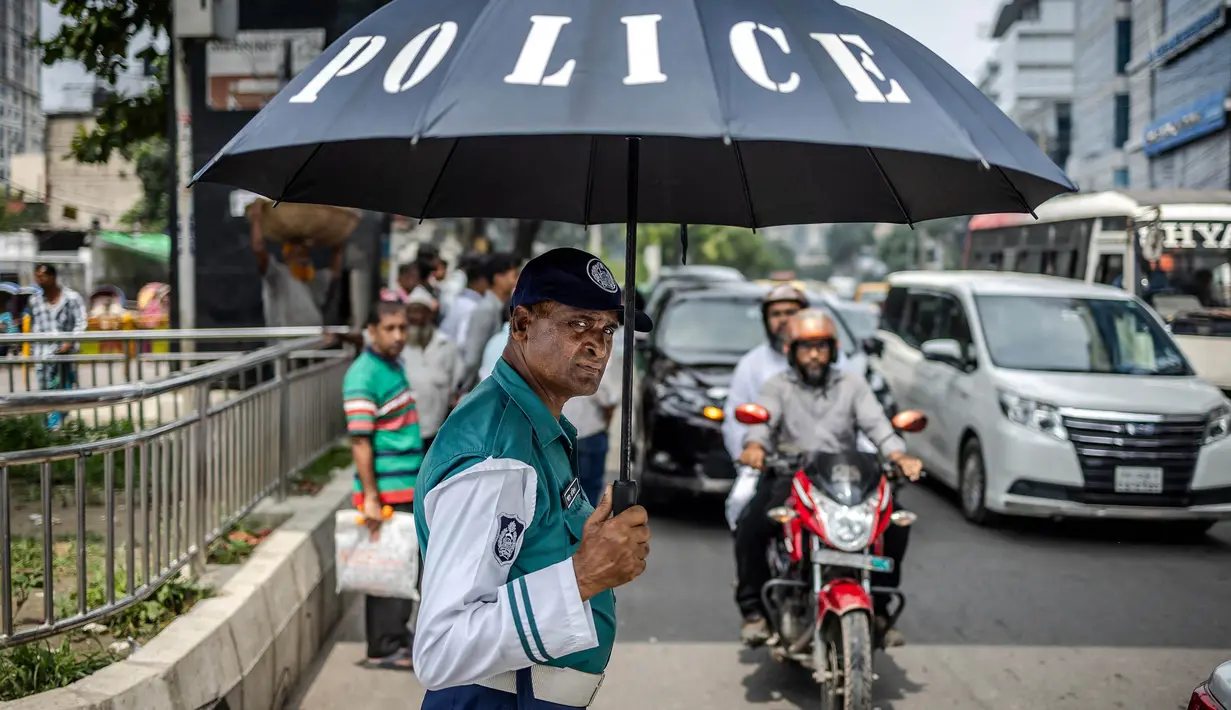 Unjuk rasa yang dimotori mahasiswa berujung pada kerusuhan massa yang membuat lebih dari 300 orang meninggal dunia. (LUIS TATO/AFP)