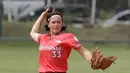 Pemain Timnas Softball Putri, Angelica, saat latihan di Lapangan Softball, GBK, Jakarta, Selasa (12/11). Sebanyak 17 atlet akan turun di SEA Games 2019 mendatang. (Bola.com/M Iqbal Ichsan)