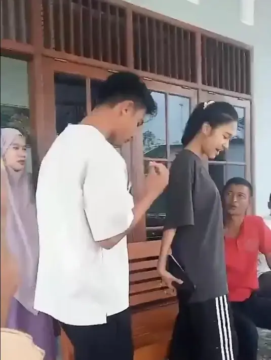 Kehadiran istri salah satu andalan pemain Timnas itu mencuri perhatian warga sekitar. Selain istri, terlihat mertua Arhan, Nurul Anastasia yang ikut pulang kampung. Azizah mengajak suaminya main ke sawah. [Youtube/momenbucin]