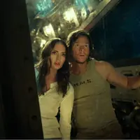 Mark Wahlberg dan Laura Haddock di Transformers: The Last Knight. (sltrib.com)