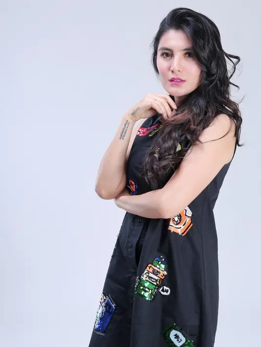 Namun sayang, akibat beberapa pihak yang melaporkan ke polisi, beberapa kontrak kerjanya dibatalkan. Permasalahan silih berganti itu membuat ia dan sauminya ingin mengakhiri hidupnya. Suaminya mengajaknya mengakhiri hidup. (Adrian Putra/Bintang.com)