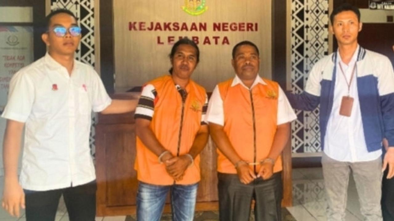 Dua tersangka korupsi proyek jalan di kabupaten Lembata, NTT saat ditahan jaksa (Liputan6.com/Ola Keda)