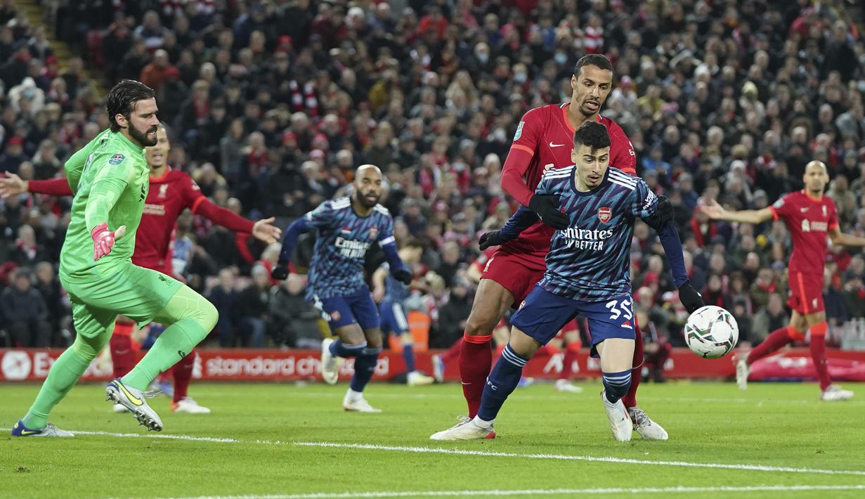 Liverpool menurunkan tim terbaik di laga ini termasuk kiper Alisson Becker yang baru pulih usai terpapar COVID-19. (AP/Jon Super)