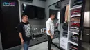 Selain televisi besar, juga terdapat sofa putih yang bisa digunakan saat santai. Sedangkan beberapa lemari pakaian tampak penuh dan rapi. [Youtube/Rans Entertainment]