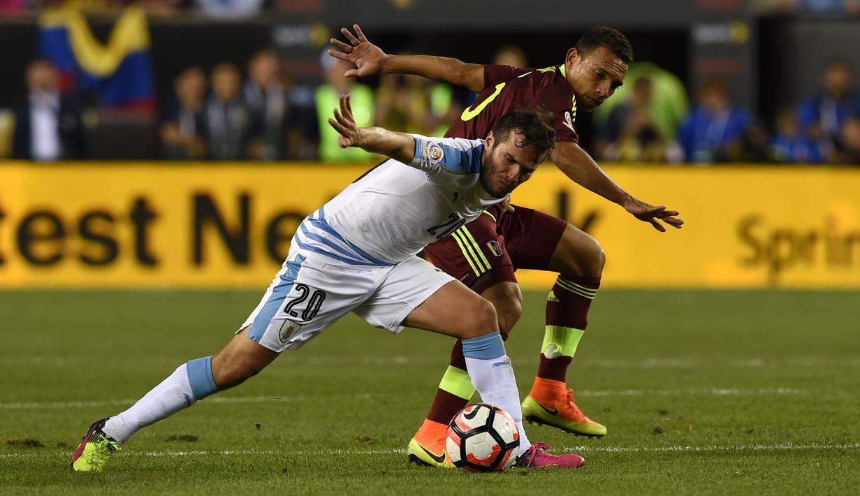 Pemain Uruguay, Alvaro Gonzalez  (kiri) berebut bola dengan pemain Venezuela, Arquimedes Figuera ada babak penyisihan grup C Copa America Centenario 2016 di Stadion Lincoln Financial Field, Philadelphia, AS, (10/6/2016). (AFP/Don Emmert)