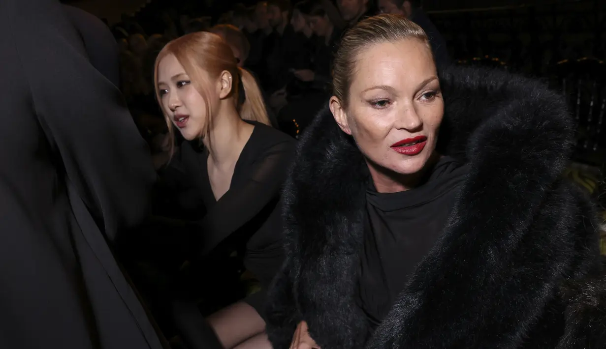 Rosé 'BLACKPINK' merupakan salah satu tamu undangan yang hadir di Paris Fashion Week khusus untuk menonton fashion show YSL Womenswear Spring/Summer 2023. Di foto ini ia duduk bersama model kondang Kate Moss. (Photo by Vianney Le Caer/Invision/AP)