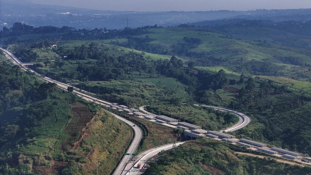 Keindahan Tol Bocimi dengan latar belakang Gunung Salak