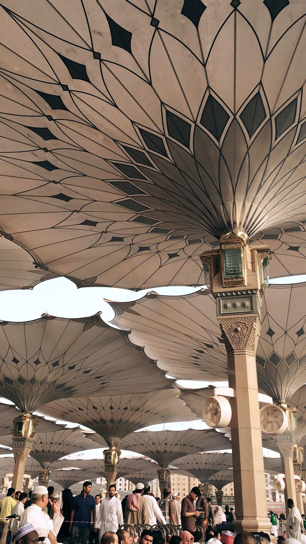 Sholat ashar adalah salah satu dari lima sholat wajib yang dilakukan oleh umat Islam sepanjang hari. Sholat ini memiliki arti penting dalam agama Islam dan merupakan cara bagi umat Islam untuk berhubungan dengan Allah dan mencari bimbingan dan berkah-Nya