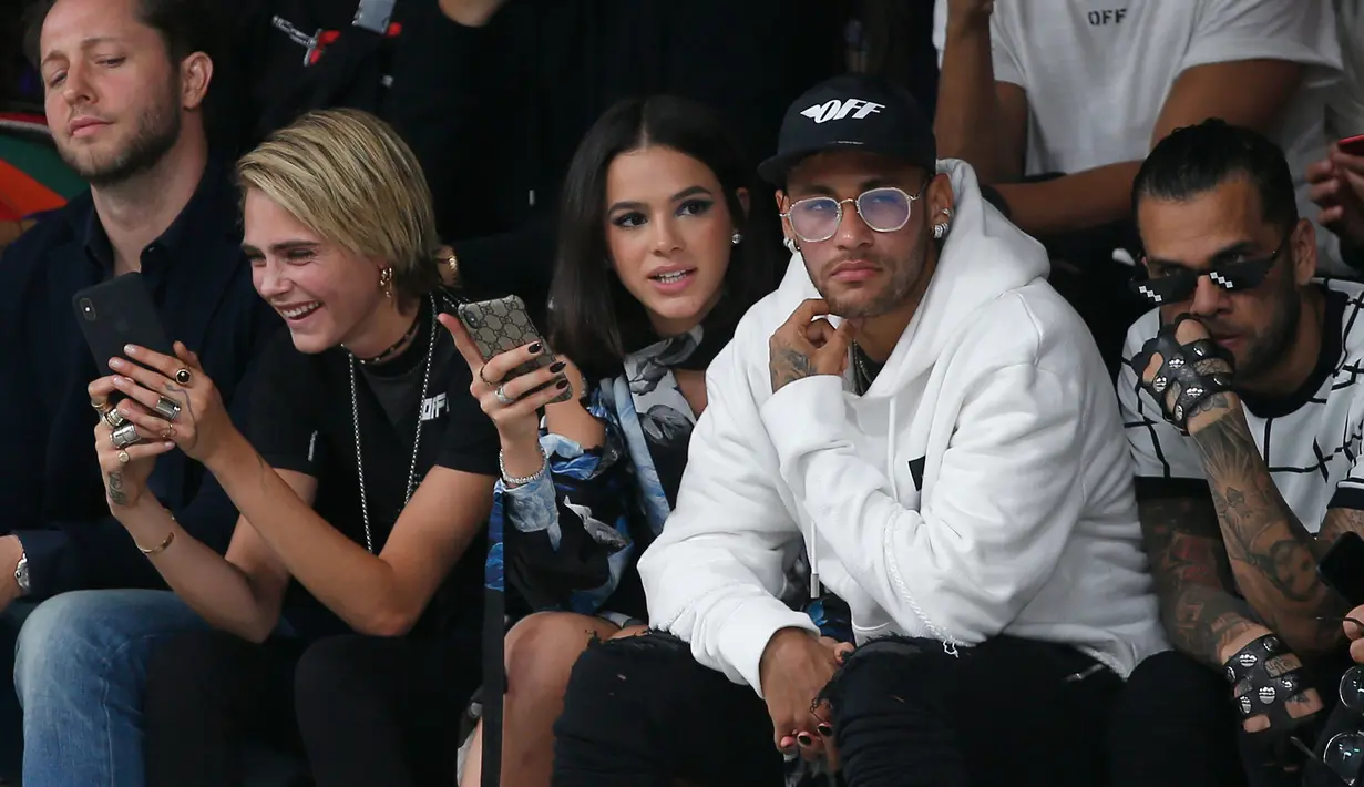 Pemain Paris Saint-Germain, Neymar dan Dani Alves menghadiri acara peragaan busana Off-White Spring-Summer 2019 Ready-to-Wear selama Paris Fashion Week, Prancis (27/9). Neymar dan Dani Alves tampil modis di acara tersebut. (AP Photo/Thibault Camus)