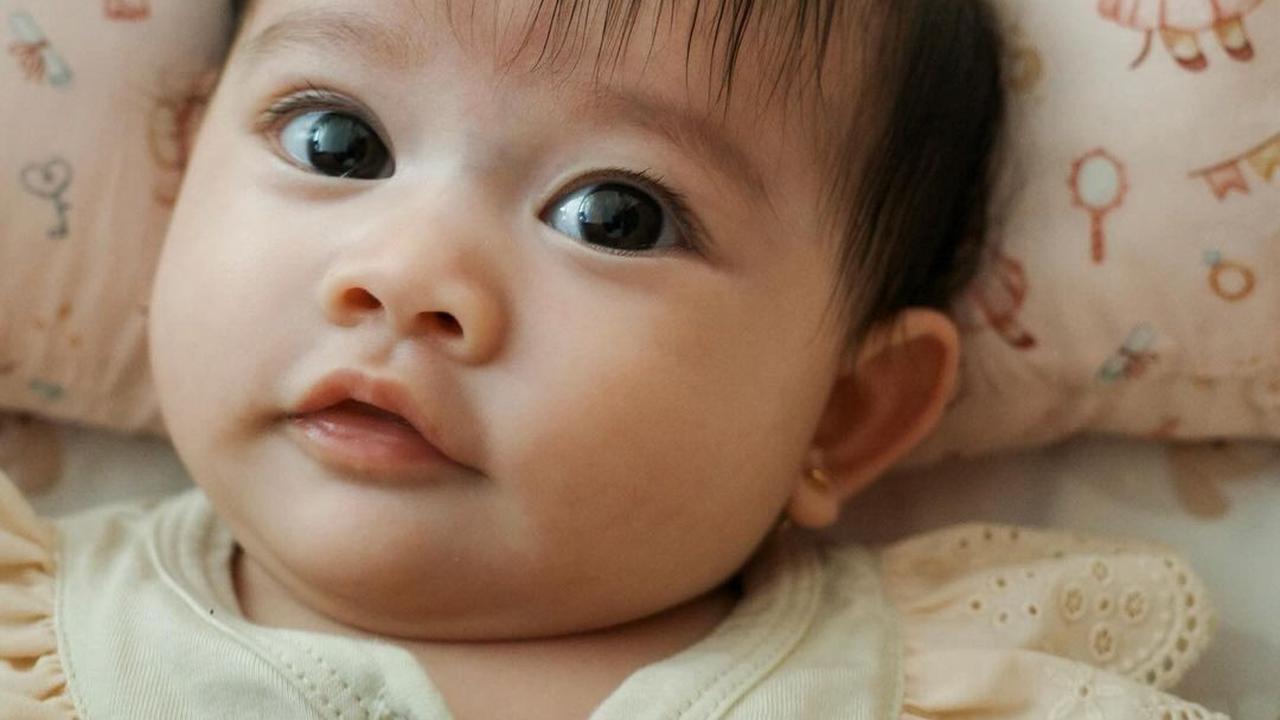 7 Potret Imut Baby Biel Anak Denny Sumargo, Disebut Fotokopian Mamanya