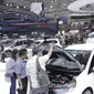 Pengunjung melihat mobil yang dipamerkan pada gelaran GIIAS 2018 di ICE, BSD City, Kamis (2/8/2018). Selain menjadi pemanis dan daya tarik pameran, SPG juga bisa membantu menjabarkan spesifikasi kendaraan yang dipamerkan. (Bola.com/M Iqbal Ichsan)