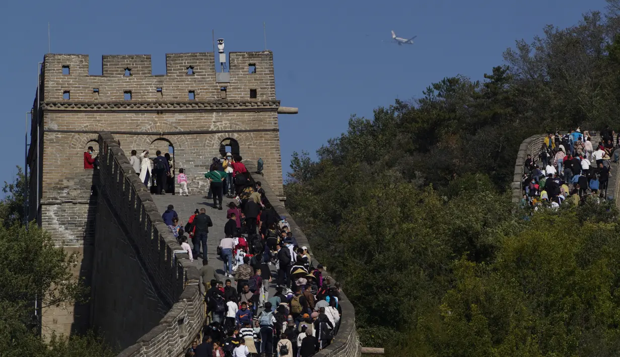 Turis menaiki bentangan Tembok Besar Badaling di pinggiran Beijing, Selasa (6/10/2020). 425 juta turis China melakukan perjalanan domestik di paruh pertama delapan hari libur Hari Nasional, menghasilkan $ 45,9 miliar pendapatan pariwisata. (AP Photo/Ng Han Guan)