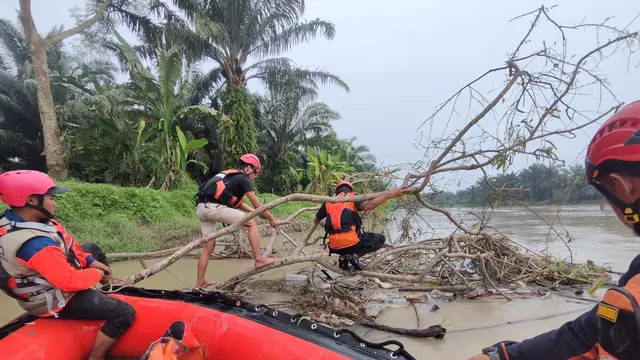 Operasi pencarian terhadap seorang remaja perempuan yang dilaporkan hanyut di Sungai Ular, Desa Denai Kuala, Deli Serdang. (Dok. Istimewa)