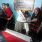 Keluarga Letda Agus korban pesawat Hercules histeris saat jenazah tiba di rumah. (Liputan6.com/Taufiqurrahman)