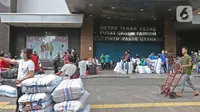 Aktivitas orang-orang di depan pintu masuk utama metro Tanah Abang yang tutup di Jakarta, Senin (6/4/2020). Pemerintah Provinsi DKI Jakarta memperpanjang penutupan sementara Pasar Tanah Abang hingga 19 April 2020 sebagai bentuk pencegahan penyebaran corona COVID-19. (Liputan6.com/Herman Zakharia)