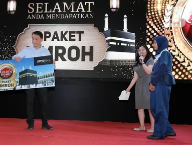 CEO Lippo Malls Indonesia Eddy Mumin (kedua kiri) menyerahkan Golden Heart Annual Award 2019 di Lippo Mall Puri, Jakarta, Selasa (18/2/2020). Penghargaan diberikan kepada Dwi Wulandari (37) yang berhasil menemukan dan mengembalikan barang berharga milik pengunjung. (Liputan6.com/Fery Pradolo)